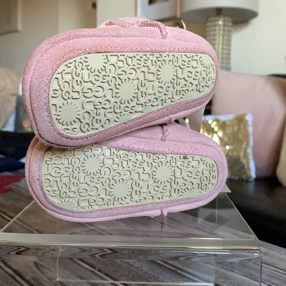 Baby pink Ugg’ bootie with Bow Velcro back size 2/3 - Picture 10 of 11